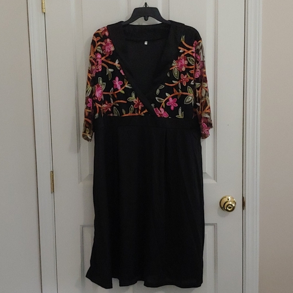 Dresses & Skirts - Gorgeous Embroidered Floral Dress!!